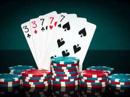Ilustrasi gameplay sportsbook dan slot online di agen303 dengan fitur mobile dan layanan cepat